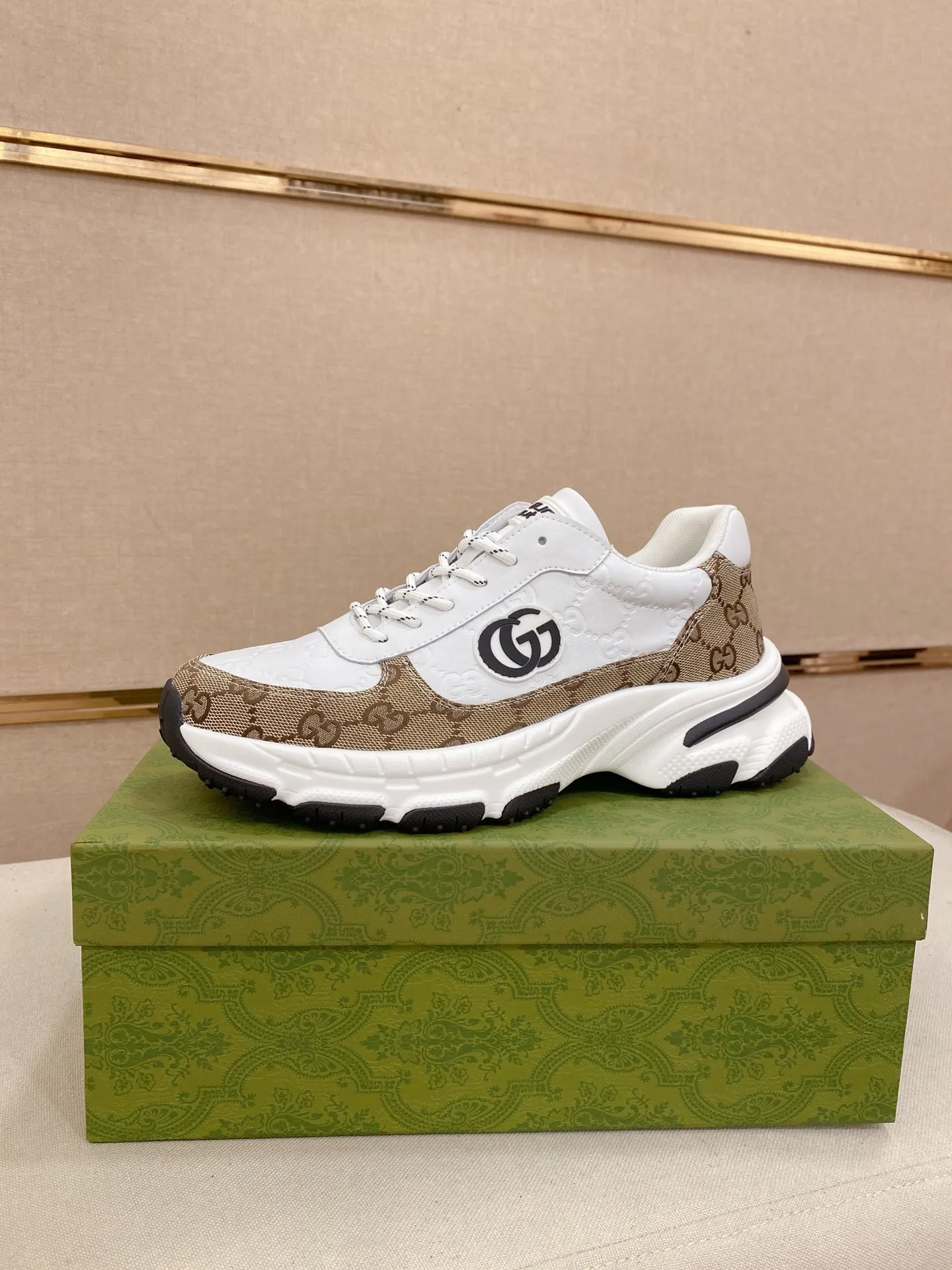 Men's men's shoes 442💰🇮🇹🇮🇹GUCCI🔍🔍new models are on sale at the same time at the counter. The uppers are made of top-grain cowhide imported from Italy. Fully imported genuine leather lining 💪💪, completely 1⃣️ to 1⃣️ replica 🇮🇹💪💪, ⚠ sole: original sole provided by the original factory, exclusive movable molded sole super comfortable, ⚠ original factory follow-up, 🔍🔍 high quality, you can go in and out of the counter at will, welcome to compare⚠. Code number: 38-44. Can be customized 45-46